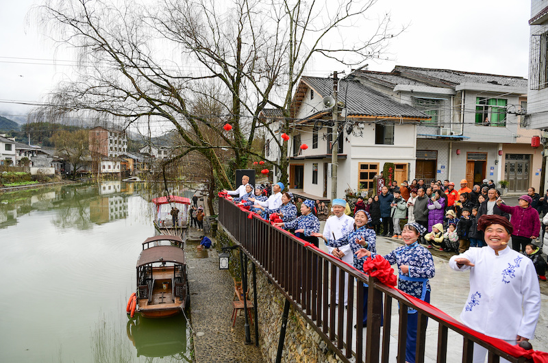 观众到达万福古桥时，大溪河对岸传来客家阿哥阿嫂清唱的客家山歌，十分动听。彭红霞摄
