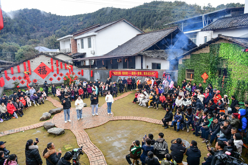 在位于农家小院的“村晚”主舞台，村民打着快板唱起了村规民约。彭红霞摄