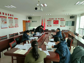 大屯營鎮鎮長彭丹（左一）在花明樓供電所協調搶修通電工作。受訪單位供圖