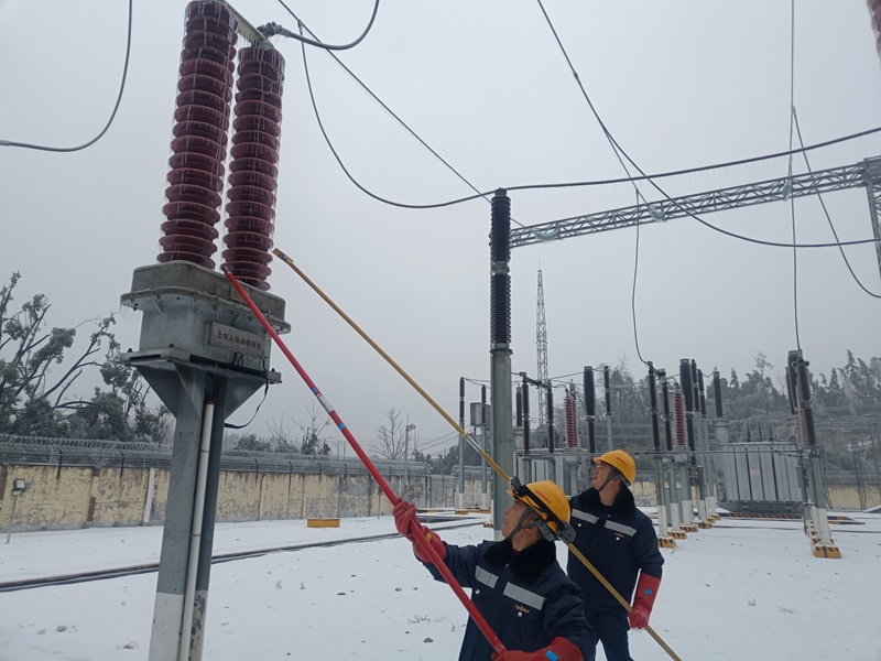廣鐵集團長沙供電段職工在變電所清除供電設備覆冰。單位供圖