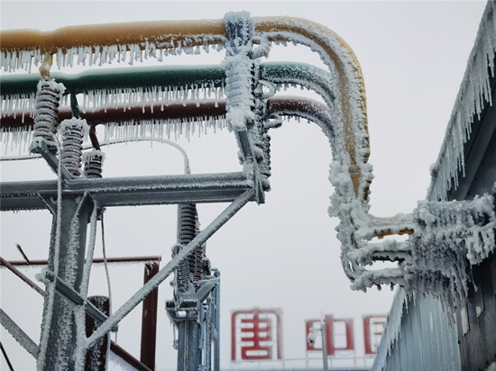 冰雪覆蓋下的錫礦山升壓站。受訪單位供圖