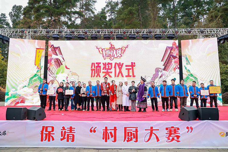 活动现场举行颁奖仪式。胡本宽摄