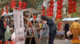 荆坪古村文创集市备受欢迎。中方县供图