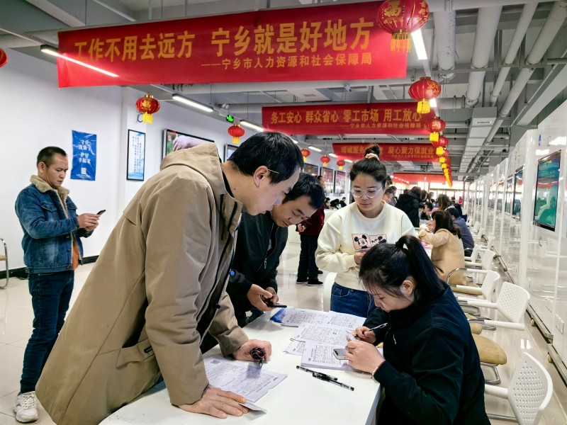 招聘现场求职者在企业展位前阅读相关招聘信息。受访单位供图