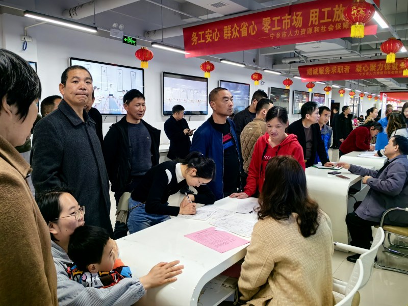 招聘现场求职者在企业展位前阅读相关招聘信息。受访单位供图