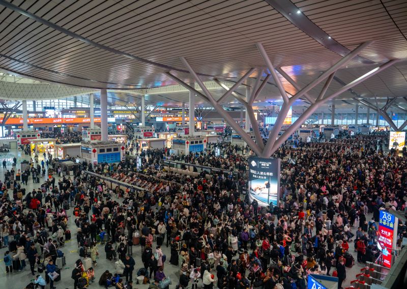 长沙南站内候车的旅客。受访单位供图