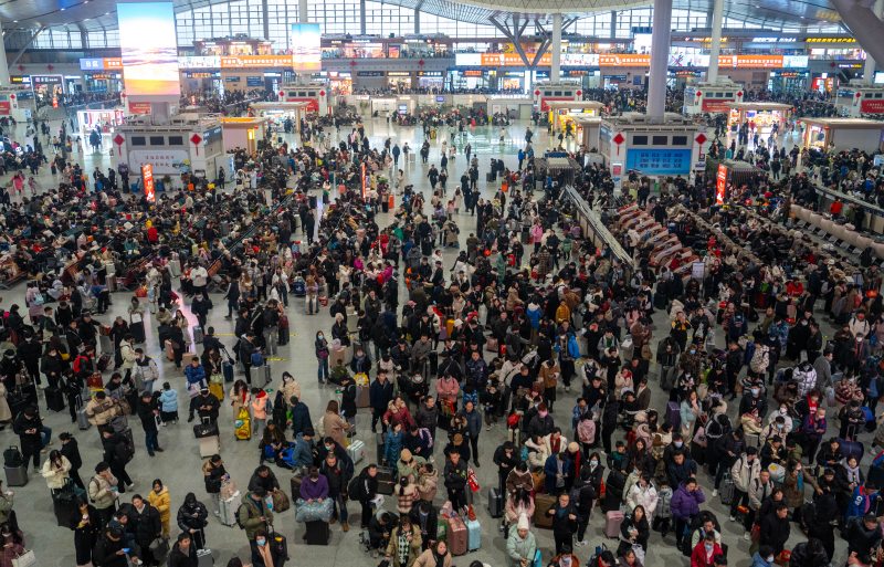 长沙南站内候车的旅客。受访单位供图