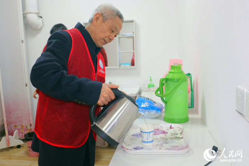 68岁的肖日夺在”雷锋驿站“担任志愿者。人民网记者 刘宾摄