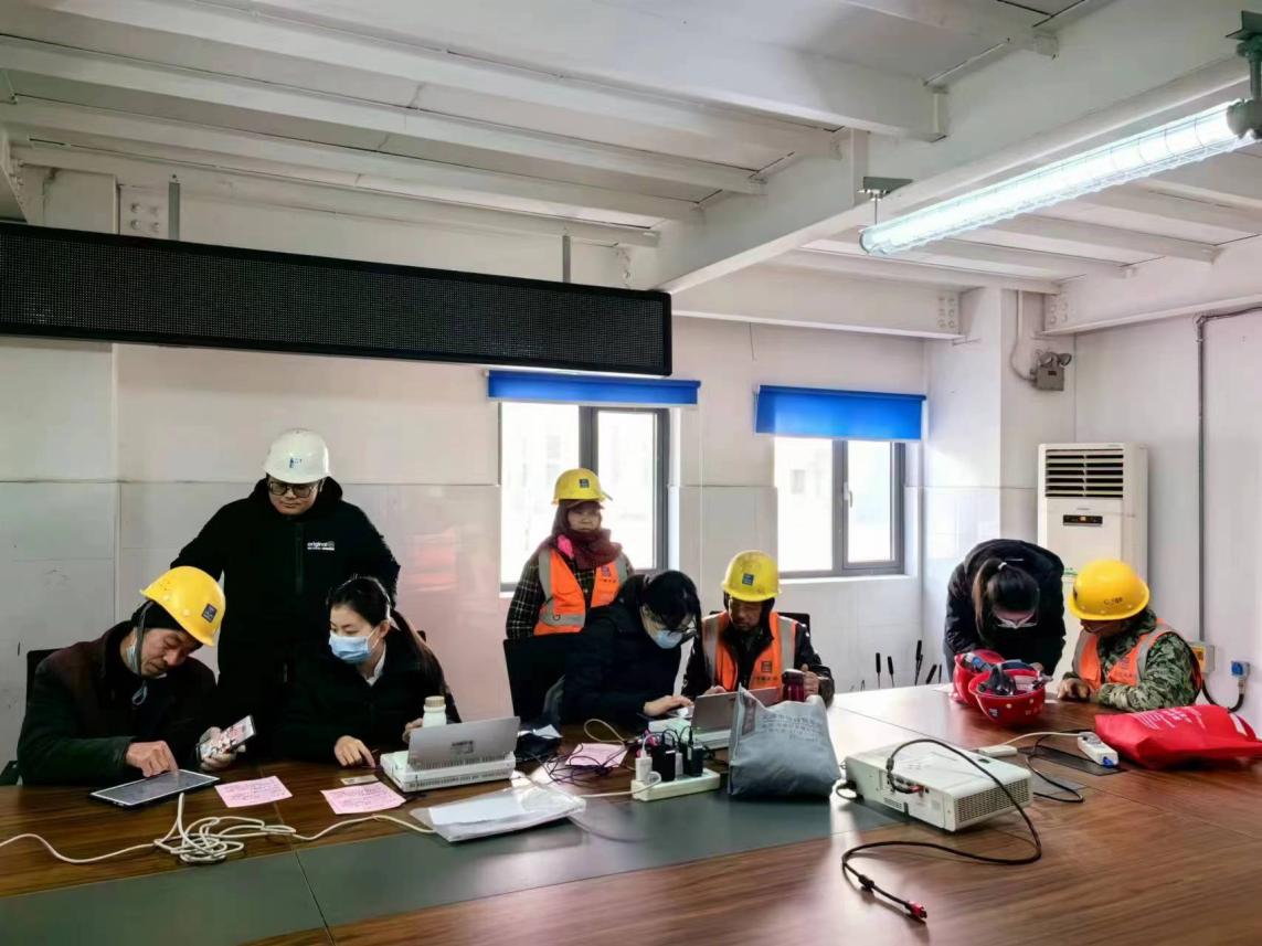 主动奔赴 代发务工人员工资。单位供图