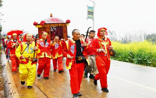 游客在勾蓝瑶寨景区体验瑶族婚俗“坐花轿”。县委宣传部供图