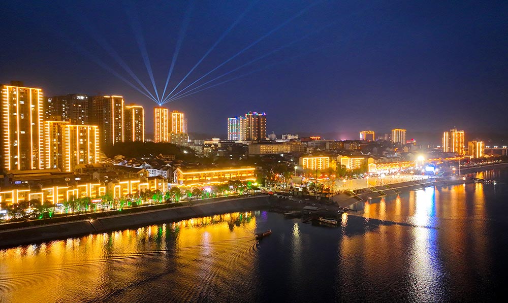 灯火璀璨里的沅陵新春夜景。刘科 摄影