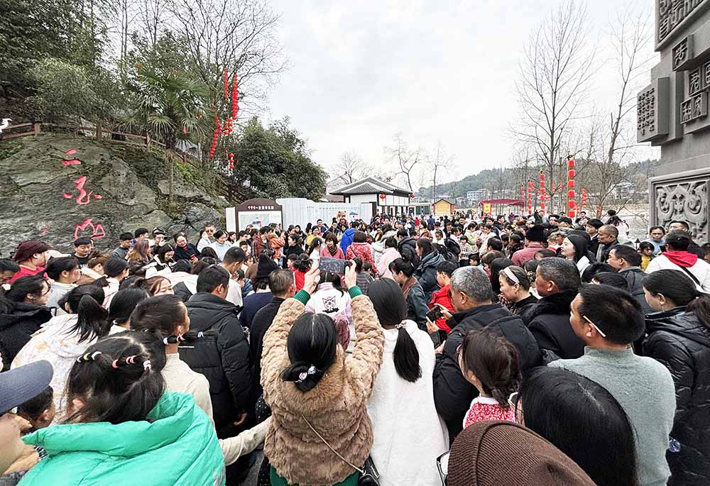 中华书山旅游火爆。龙海丽 摄影