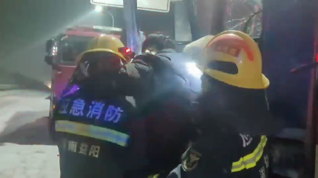 消防救援人員將被困者從駕駛室中抱出。單位供圖