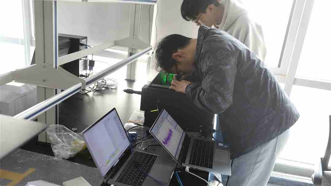奥谱天成（湖南）信息科技有限公司的工程师们正在测试生产的机器。单位供图