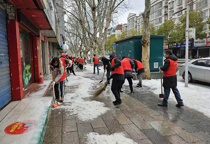 武陵区党员干部组成的志愿者上路扫雪除冰。单位供图