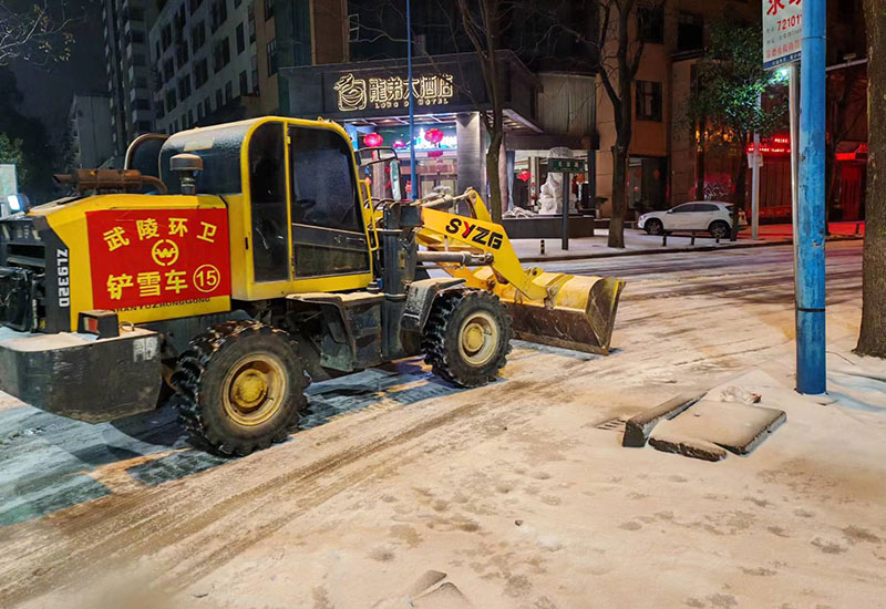 武陵环卫铲雪车连夜开展铲雪除冰作业。单位供图