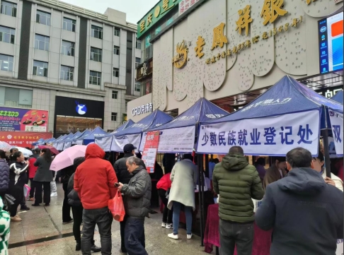 求职者踊跃登记求职信息（单位供图）