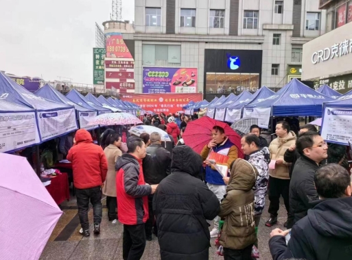 招聘会现场人头攒动(单位供图)