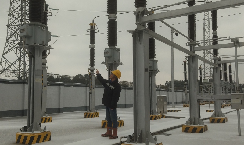 長沙供電段職工在查看常益長高鐵變電所內設備覆冰情況。袁小晟攝