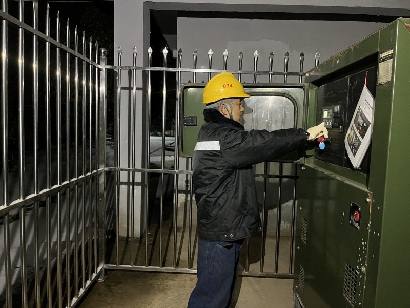 长沙供电段值守人员在检查石长线汉寿南站应急发电机状态。朱伟华摄