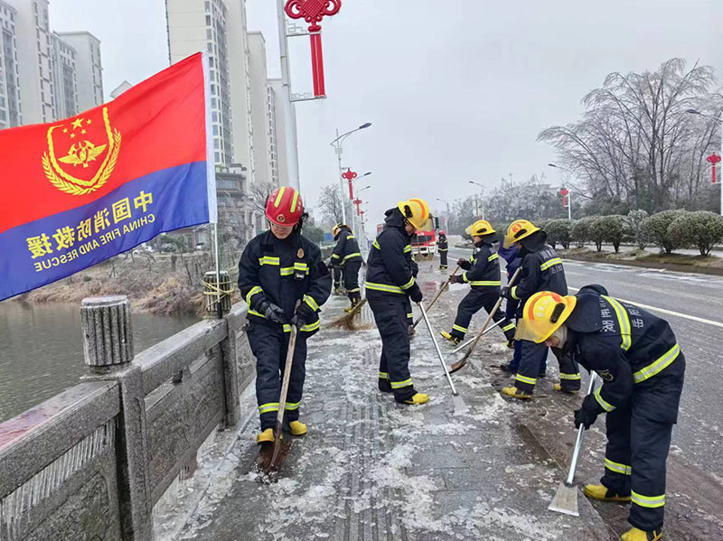 屈原消防救援大队队员们在铲除冰雪。受访单位供图