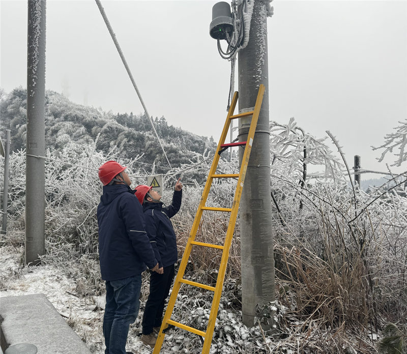 “电博士”在宁乡沩山10千伏芦花线开展智能配电终端现场测试。受访单位供图