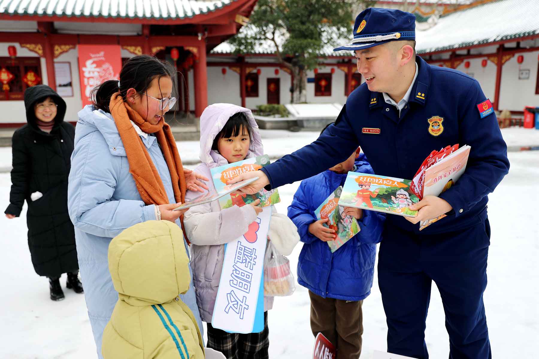 消防员在岳阳楼景区开展猜消防灯谜活动。单位供图