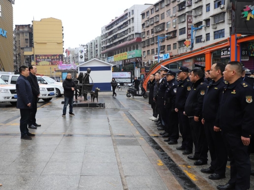 执法队伍在东风路商业街集合（单位供图）