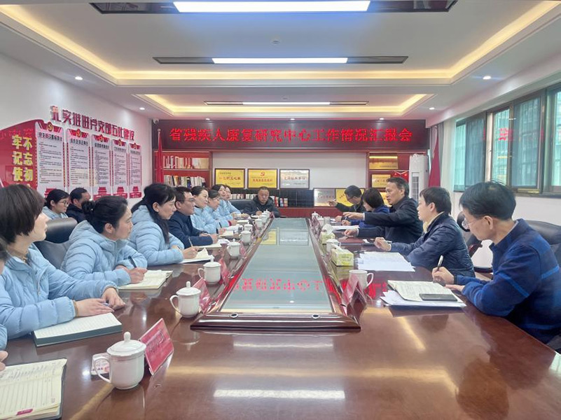 尹华凯了解省残疾人康复研究中心教学情况。受访单位供图