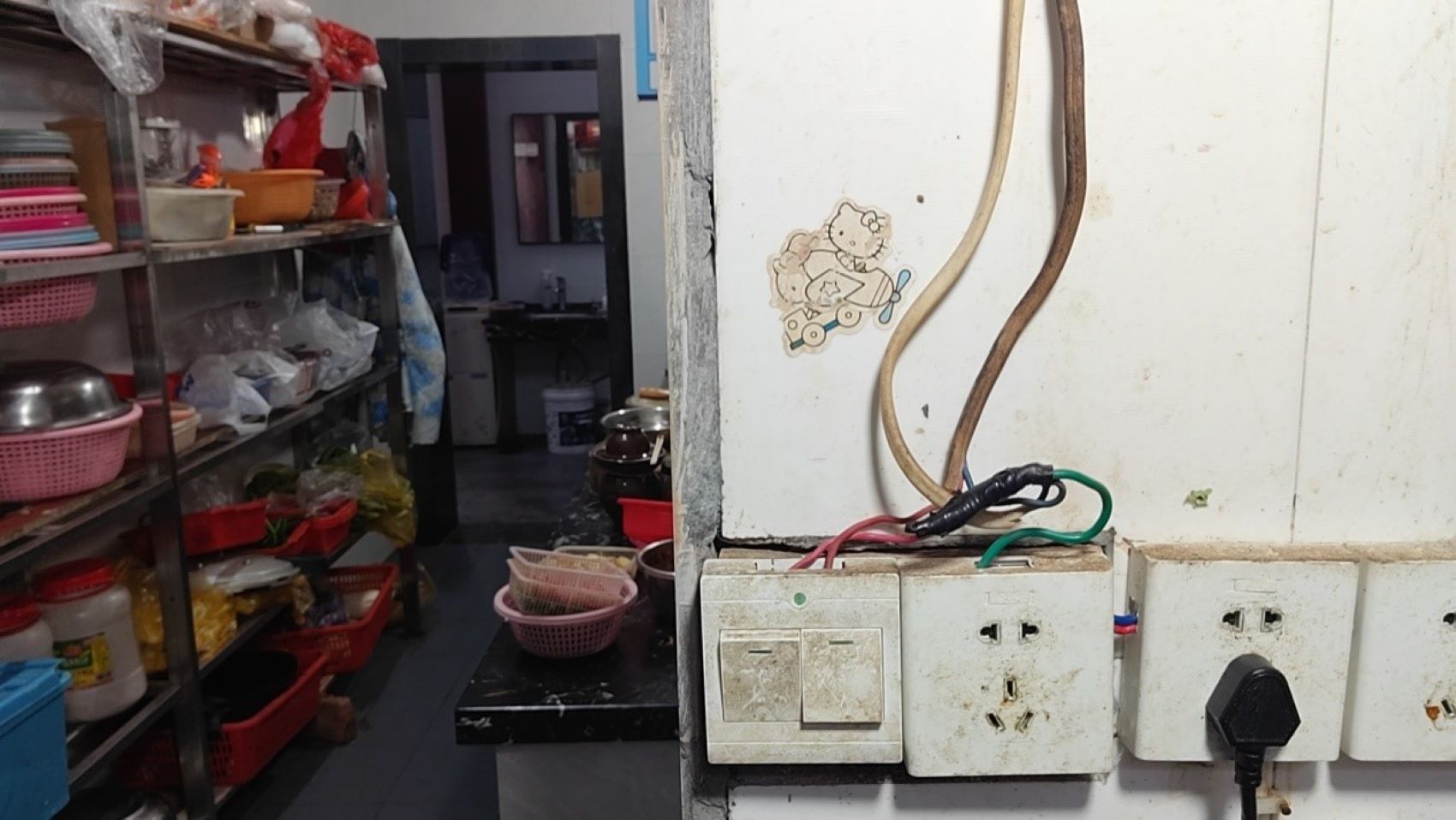 益阳市大通湖王麻子龙虾大酒店厨房一处照明电线未按要求穿管敷设逾期未改现场照。（单位供图）