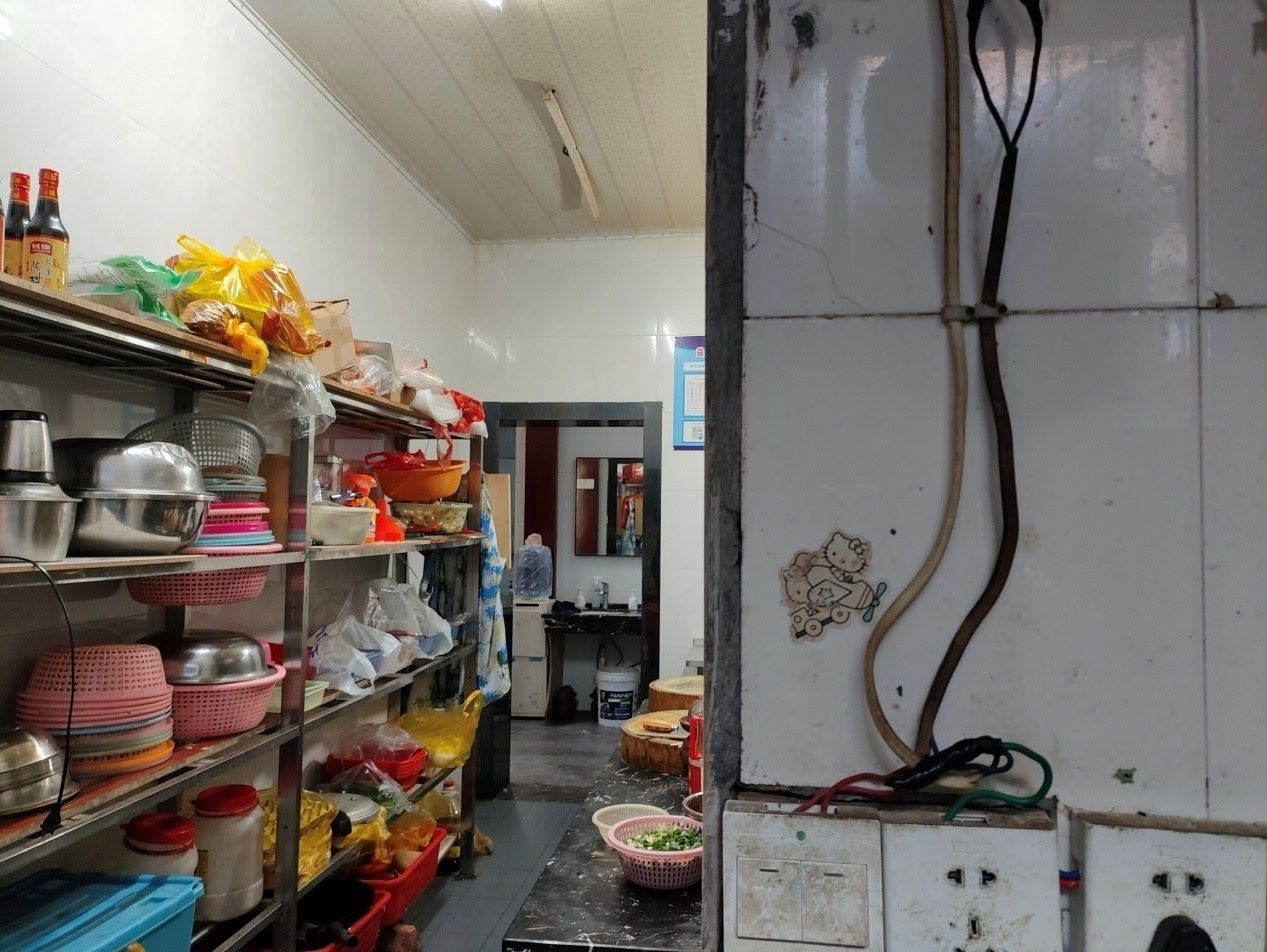 益阳市大通湖王麻子龙虾大酒店厨房一处照明电线未按要求穿管敷设现场照。（单位供图）
