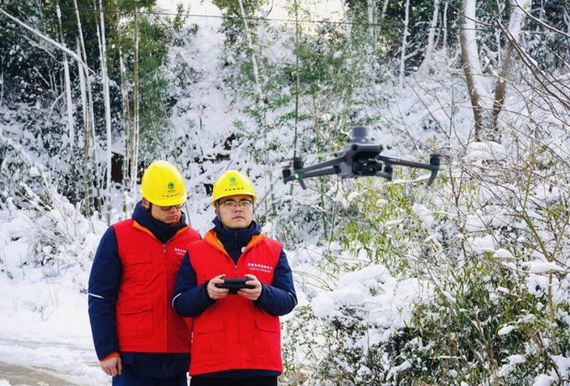 國網湖南省電力有限公司湘潭供電分公司的電力工人正在開展無人機巡檢。柏蘭攝