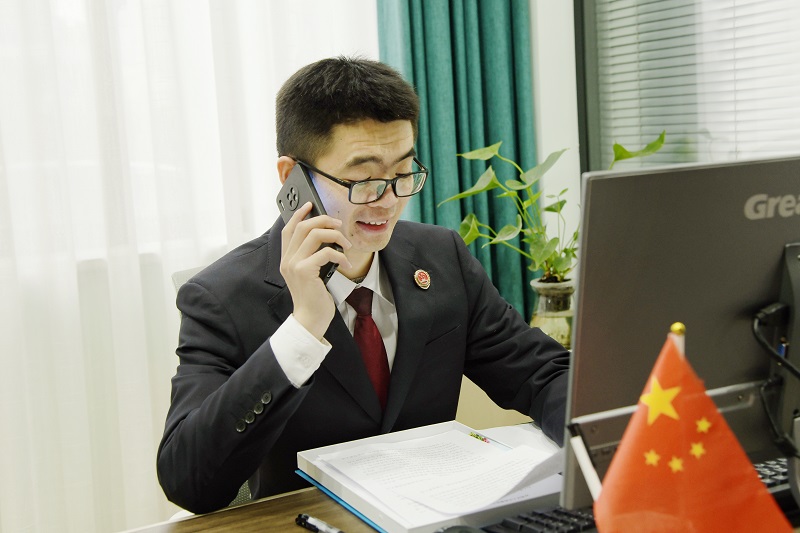 双清区人民检察院检察官正在电话回访帮教少年（单位供图）