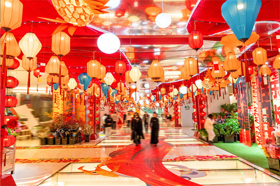 龙湖天街为春节旅游消费“上大分”，美陈及主题活动尽显中国年味儿。企业供图
