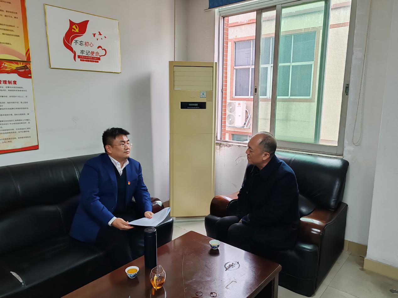 北盛镇党委书记黄珍敏就支部建设、流动党员管理、党员先锋作用的发挥等方面单独与北盛镇东莞流动党支部书记黎首云进行交流访谈。单位供图