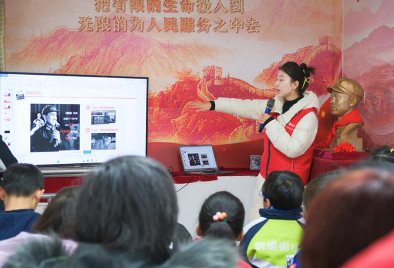 薪火湘承志愿服务团队刘晓茹在分享参与修复《雷锋》电影经历。受访单位供图