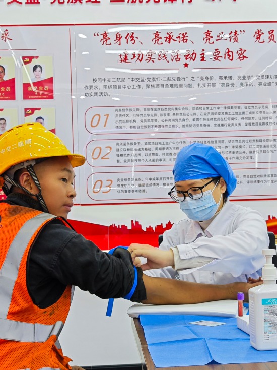 工友們在進行健康體檢。受訪單位供圖