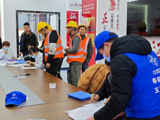 工友們在進行健康體檢。受訪單位供圖