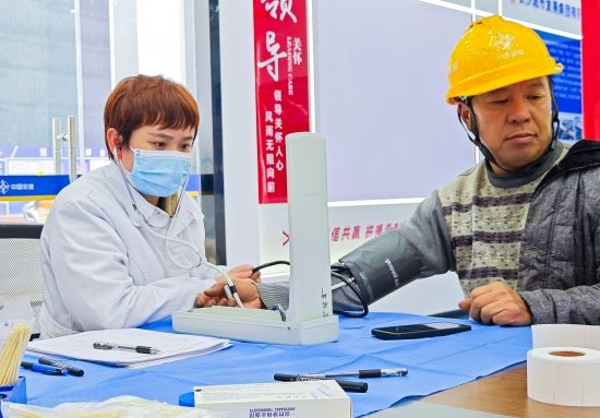 工友們在進行健康體檢。受訪單位供圖