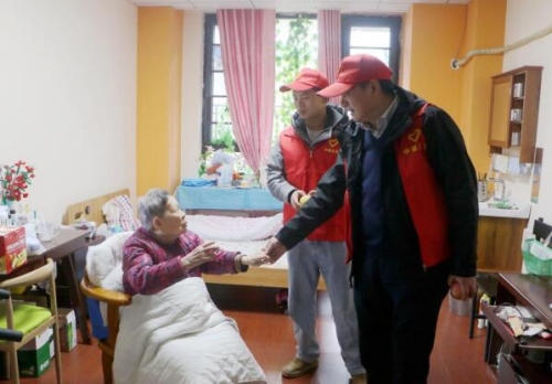 志愿者们看望慰问福利院老人。受访单位供图