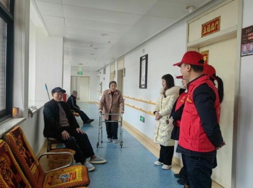 志愿者们看望慰问福利院老人。受访单位供图