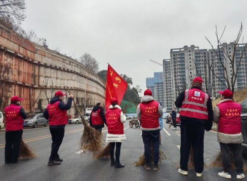 志愿者们开展雷锋志愿活动。受访单位供图