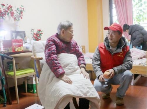 罗杰与老人话家常。受访单位供图