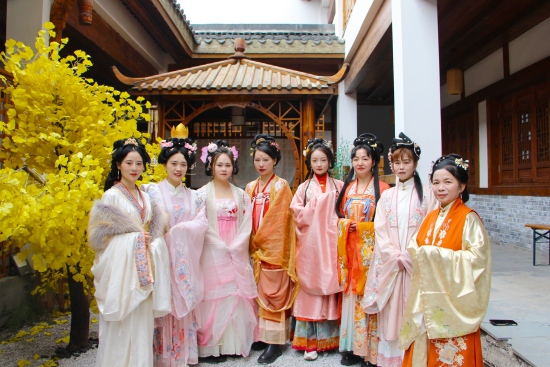 女职工合照。受访单位供图