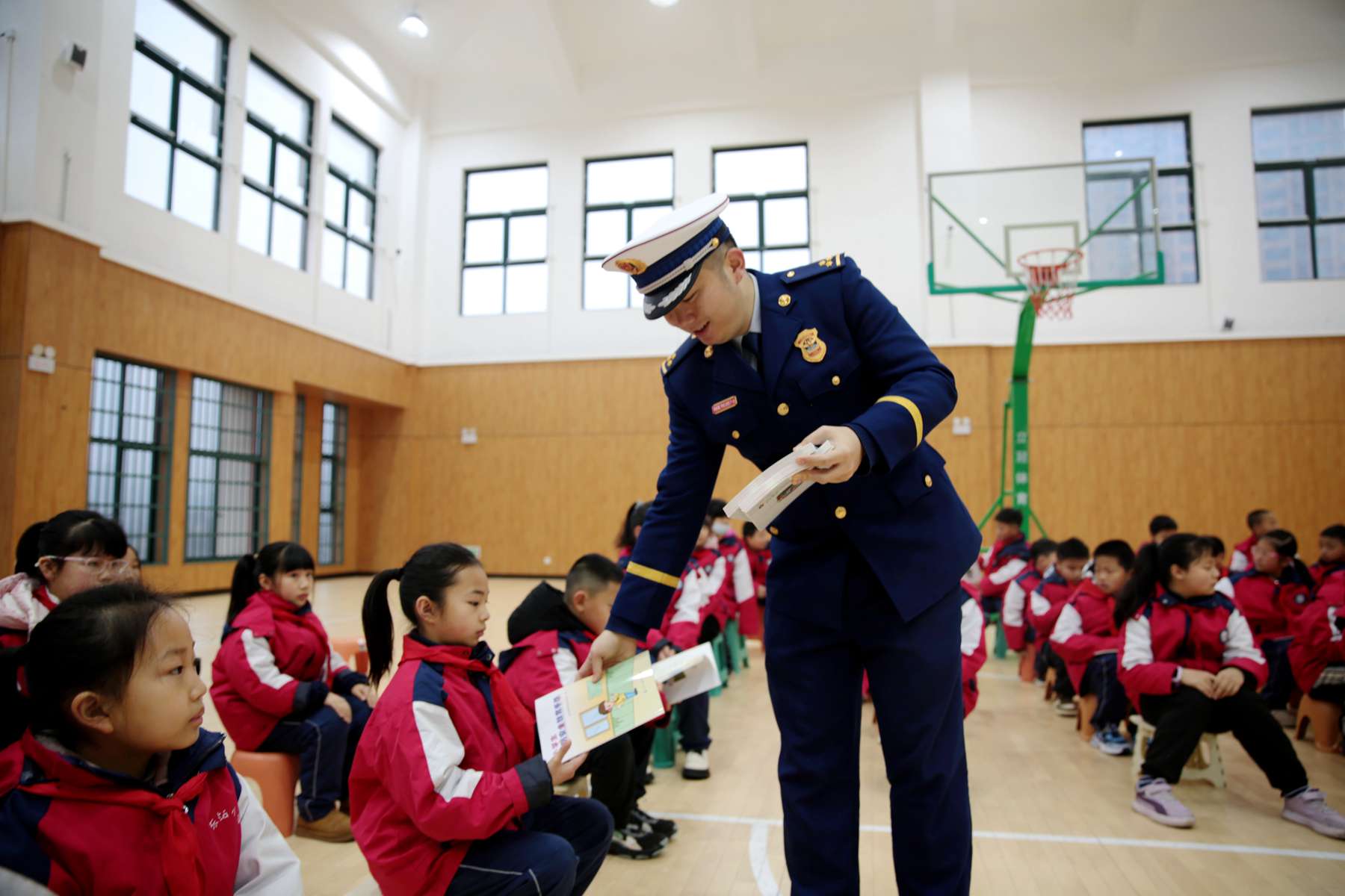 發放消防讀本(單位供圖)