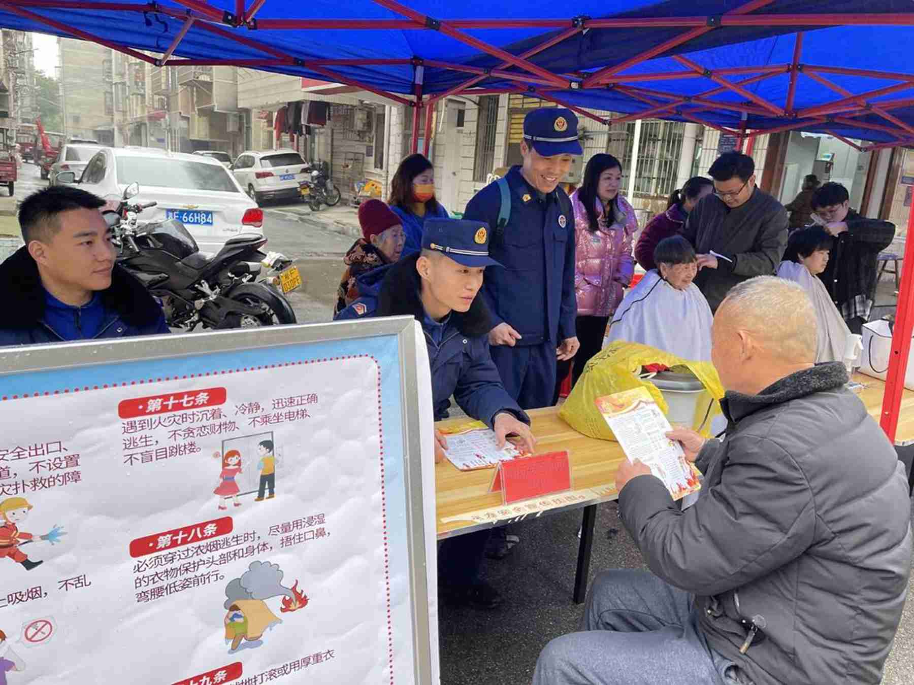 消防員擺攤設點為市民講解消防知識(單位供圖)