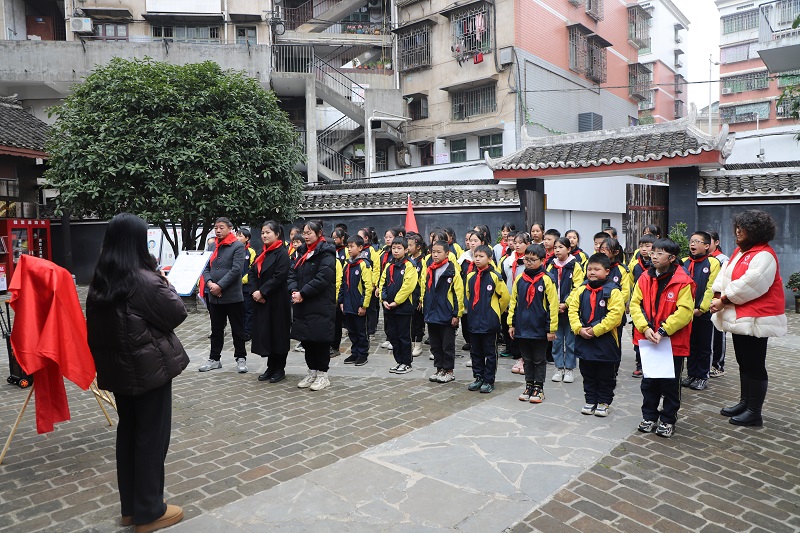 小小少先队员们集体奏唱中国少年先锋队队歌（单位供图）