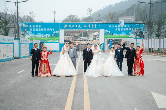 5对夫妻工地拍摄婚纱照。受访单位供图