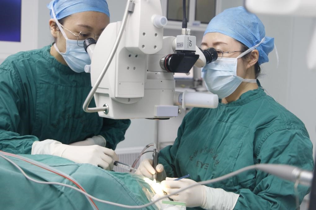 唐琼燕（右）正在为患者做手术。单位供图