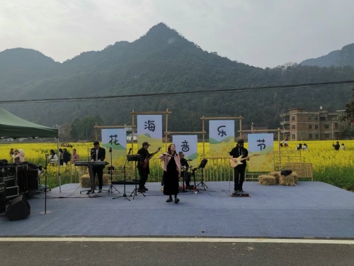 宁远县第二届“春暖东江”花海音乐节现场演唱。骆力军摄
